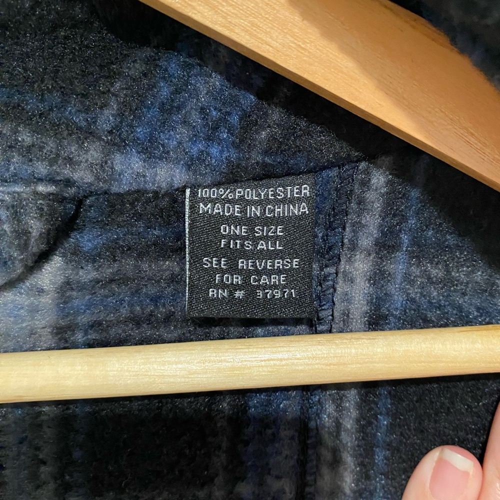 NWT Mens Izod Robe Black And Blue Plaid With attached Belt One Size - Picture 3 of 4